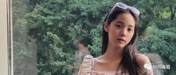 欧阳娜娜也对"挤奶衫"下手了，解锁"纯欲风"穿搭，清纯又撩人