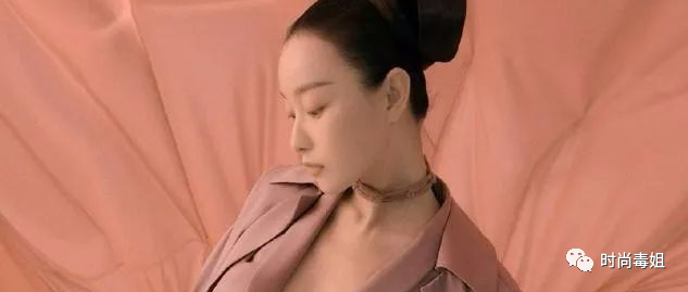 倪妮时尚大片曝光，藕粉西服套装真空出镜，驾驭浮夸发型依然高级