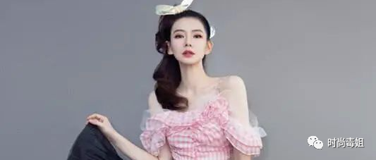戚薇气质全开，穿粉色格子上衣搭配蝴蝶结，满满的少女气质