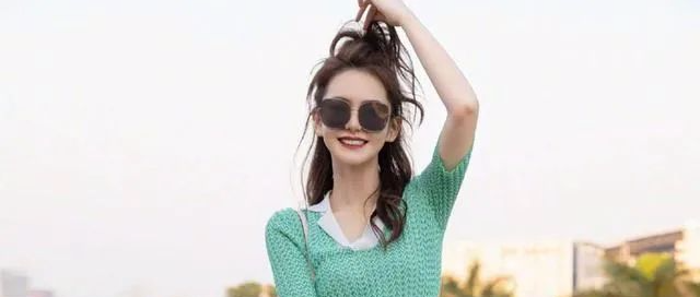 戚薇身穿绣花大衣现身机场尽显冷艳之美，网友：腿好丑啊