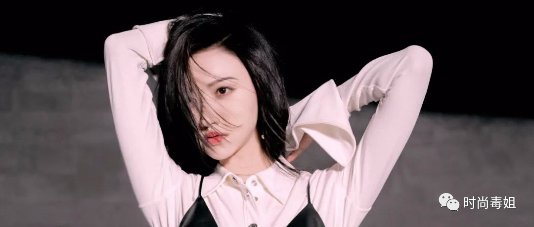 景甜才叫真保守，穿吊带束腰怕走光，“衬衣内穿”都发明出来了