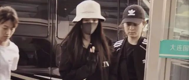 杨幂黑色卫衣搭配紧身短裤，一点不像生过小孩的样子