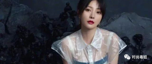 柳岩的“塑料裙”火了，只有薄薄的一层，上身效果却惊艳全网