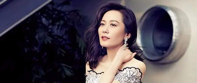 温婉知性俞飞鸿，时尚搭配随心，如行走的衣架子