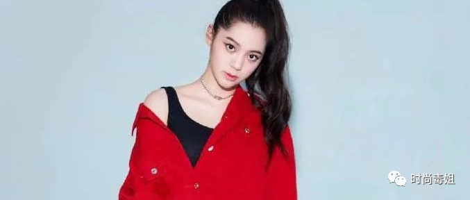 欧阳娜娜不过是扎个马尾，竟美成这样，看到下身我沉默了！