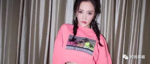 李小璐嘻哈装扮亮相，在腰上缠了许多根带子，网友：真爱玩嘻哈