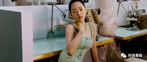 小s写真展露傲人上围，姿势大胆不惧走光，网友：她也太辣了