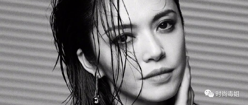 40岁姚晨更放得开了，穿木耳边透视衬衫还解开扣子，霸气又迷人