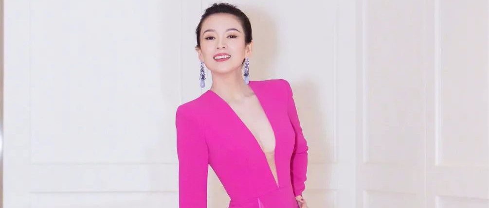 章子怡一套芭比粉长裙，新造型太惊艳了