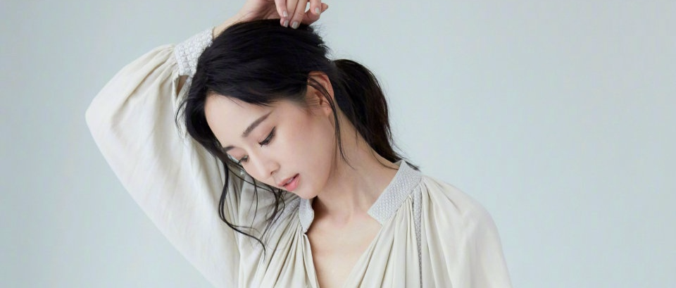 什么叫气质？张钧甯随意绑发，穿普通雪纺裙，也挡不住优雅魅力