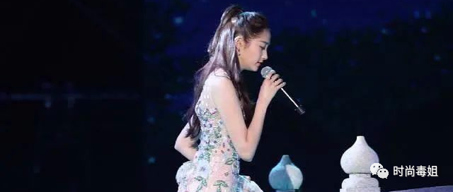 关晓彤裸色裙女人味爆棚，撞衫少妇杨幂，姜还是老的辣