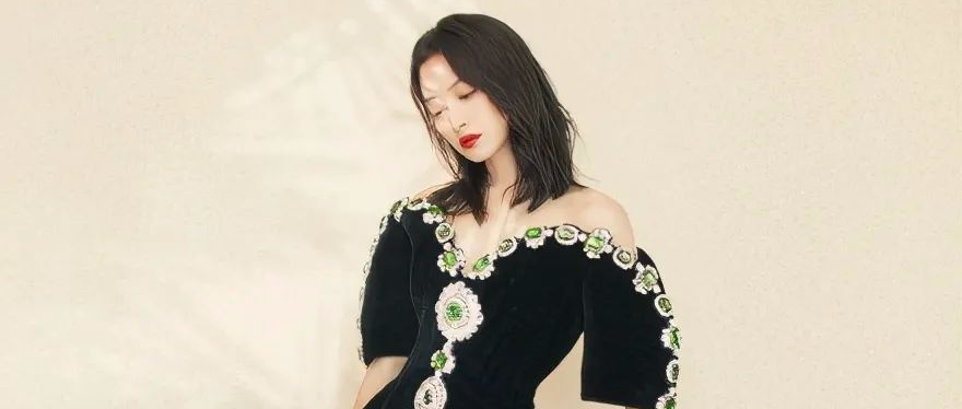 宋茜又出惊艳造型！宫廷风连衣裙太过复古，搭配黑色短发满屏优雅