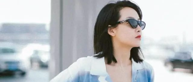 又被“宋茜”惊艳到了！蓝色渐变开衫搭牛仔裤，清新中又带着霸气