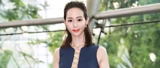 张钧甯穿衣胆子真大，用“15个镯子”相扣的裙子真抢眼
