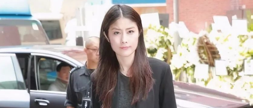 47岁陈慧琳衣品真好，条纹T恤锥形裤少女感十足，一点不像俩娃妈