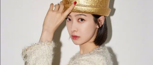 “宋茜”的气质真好！小香风外套＋牛仔裤，穿得简单却美得出众