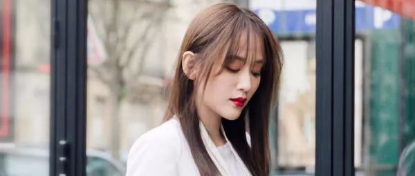 陈乔恩因剪了“网红刘海”，比陈欣怡还美，显嫩显脸小！