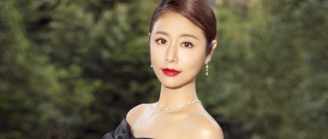 林心如身材有料，穿黑色超短裙好惊艳，“筷子腿”太性感