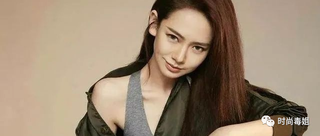 戚薇胆真肥，下穿透明连衣裙三角区若隐若现，网友：真敢穿！