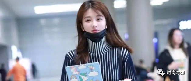 乔欣这件“海带衣”绝了，看着显胖却不难看，纯色衣服时髦2倍