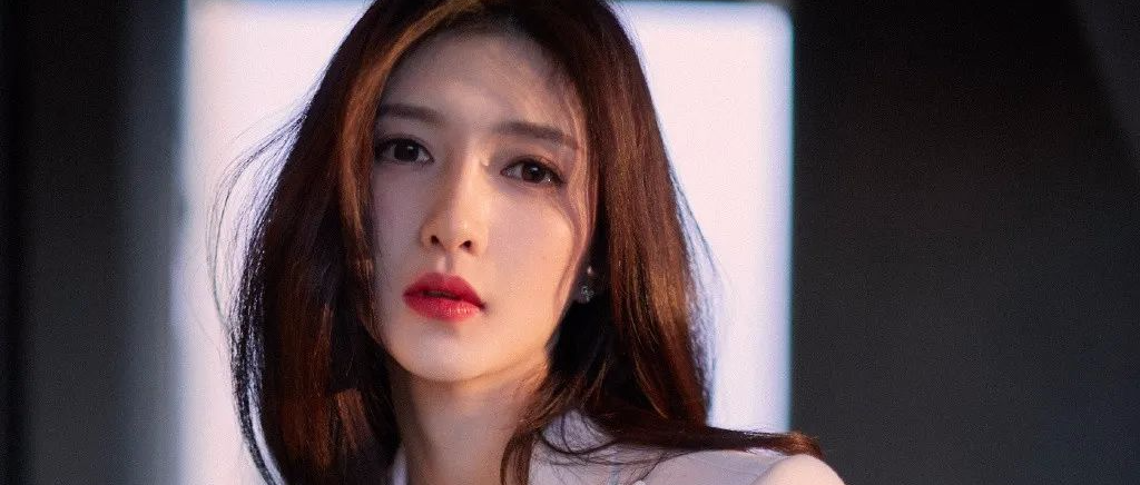 江疏影一袭吊带裙配透视装，回眸一笑美成初恋，网友都惊艳了