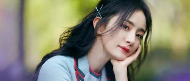 杨幂变身美少女，一身淡蓝套装秀美腿，美若18岁，清新又撩人