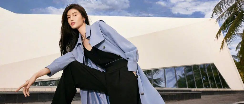 31岁何穗油画前拍照，牛仔裙配红缎带完美融入，网友：好似画中仙