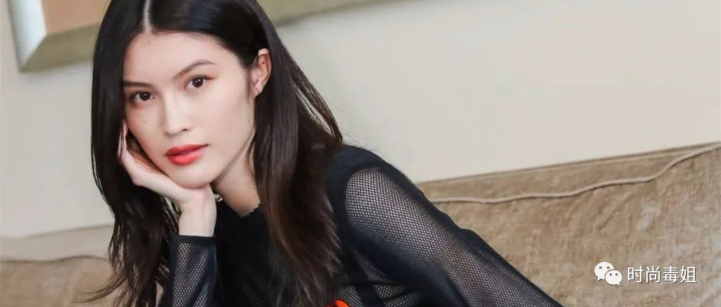 何穗还真会搭，小脚运动裤配尖头高跟鞋，不仅不丑还意外的时髦