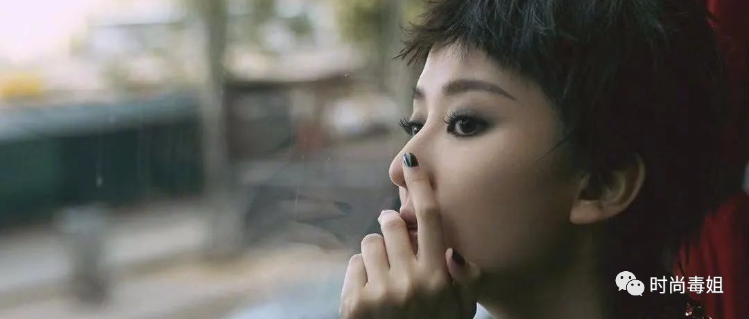 乔欣时装周再放大招，烟熏妆配狗啃短发，“乖乖女”秒变魅惑女郎