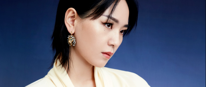 周笔畅不再是“假小子”！穿露背礼服秀身材，曲线美成全场焦点