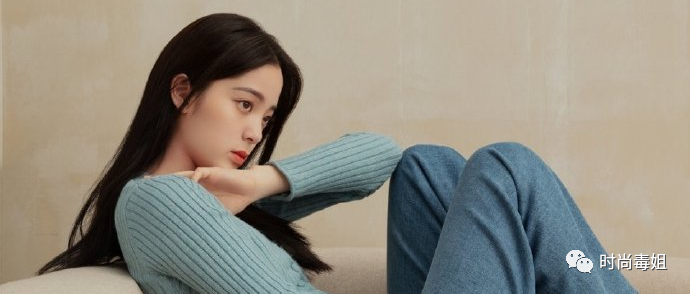 欧阳娜娜21岁生日写真，扎麻花辫穿粉色连衣裙少女氛围感绝了