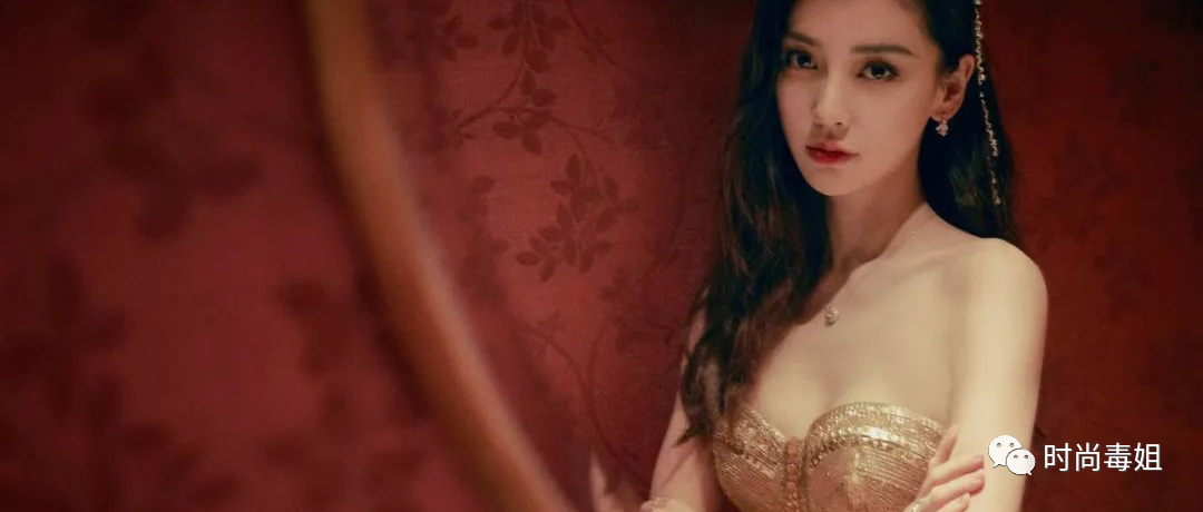 Angelababy终于“放开”了，穿抹胸长裙，藏不住的凹凸感