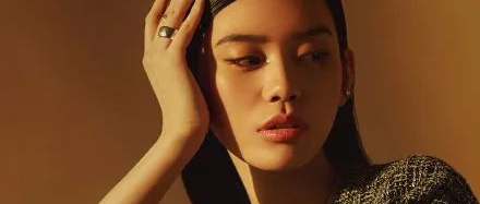 奚梦瑶腿精无疑，睡袍也能穿的这么时尚，怪不得何猷君向她求婚