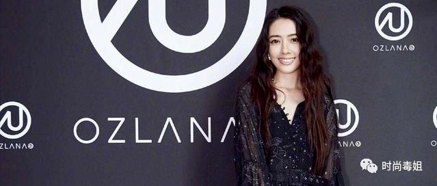 郭碧婷气质出众！黑色波点连衣裙精致时尚，蛋卷头甜美少女