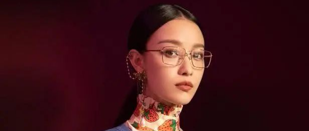 一般人穿豹纹会很雷人，倪妮却穿出了新花样？复古又新潮