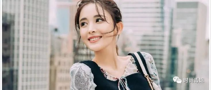 娜扎时尚“走火入魔”？竟穿两条裙子出门，网友：一条我都穿不下