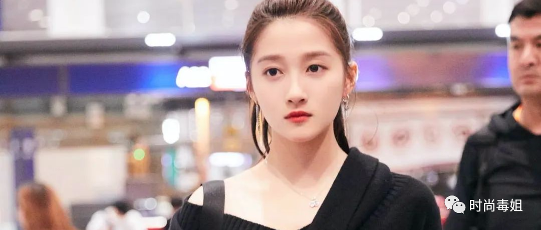 关晓彤为凹造型太拼，毛衣扯下一边大秀锁骨杀，网友：鹿晗快管管