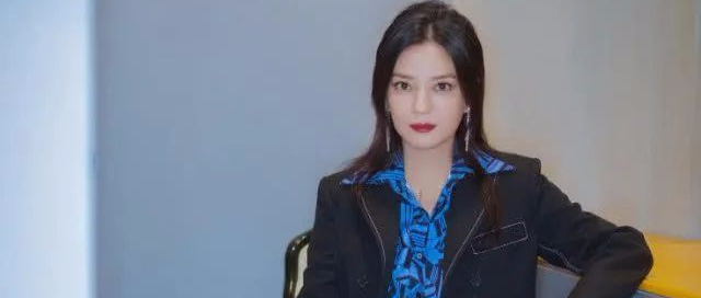 赵薇真会穿啦！一袭黄色开衫明亮动人，说18岁都有人信