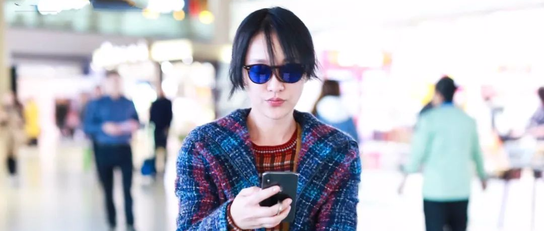 周迅终于不再浪费颜值，格纹大衣配裙子竟穿出少女感，44岁假的吧