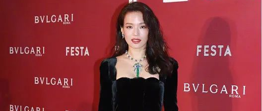 中韩气质比拼，24岁的裴秀智撞衫42岁舒淇，瞬间被秒杀！