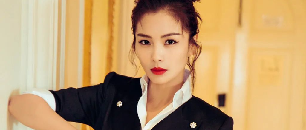 刘涛穿黑色礼服从上到下裹严实，看到腰都不敢喘气，真的没法夸了