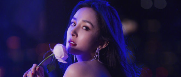 杨幂越来越有女人味！赤脚穿黑色抹胸裙气质出众，手拿玫瑰更迷人