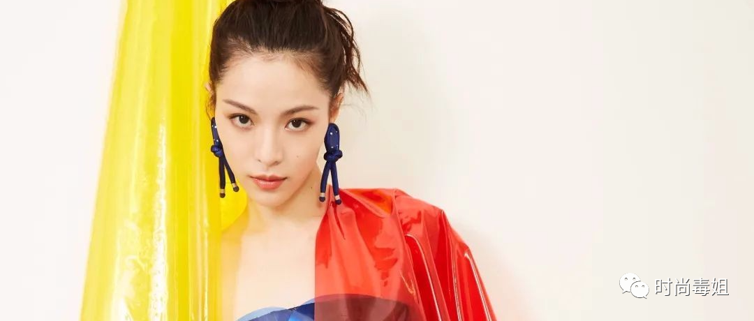 钟楚曦真大胆，穿“塑料裙”秀好身材，网友：人美穿什么都好看