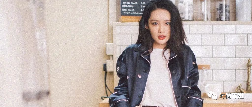 “漫画腿”不火了，看李沁这双“圆规腿”，走路肯定不会摩擦