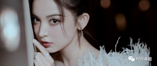 娜扎金丝羽毛裙惊艳亮相，婀娜多姿仙气十足，雍容华贵大展知性美