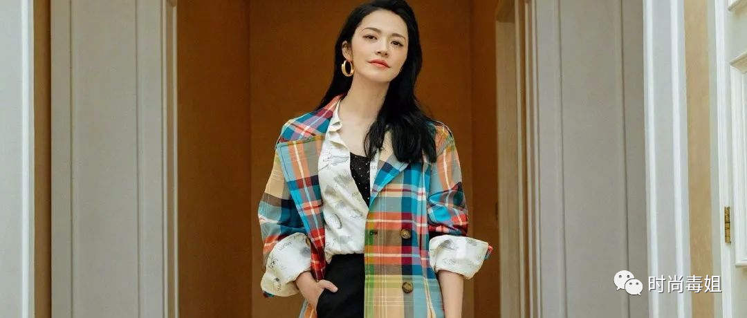又被姚晨给惊艳到了，穿格子风衣配宝蓝高跟鞋，优雅气质不输超模