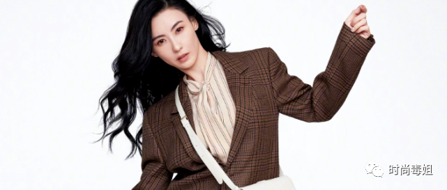 张柏芝中性穿搭，栗棕色格纹夹克复古时尚，及膝长靴散发酷飒味道