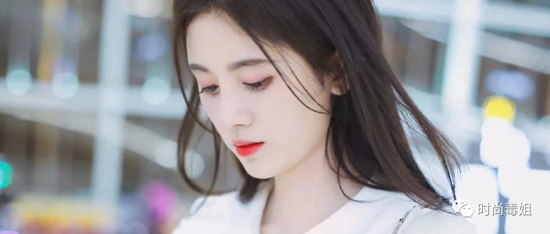 159cm鞠婧祎，穿短裙走机场，网友：腿不冷吗？