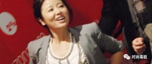 林心如好尴尬，往上提裙子娇羞地笑了，网友：表现得真淡定