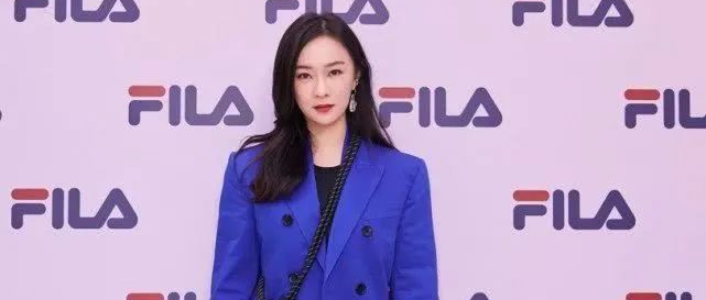 霍思燕大胆挑战黑丝裙，只比西装长1cm，这身材真给杜江长脸